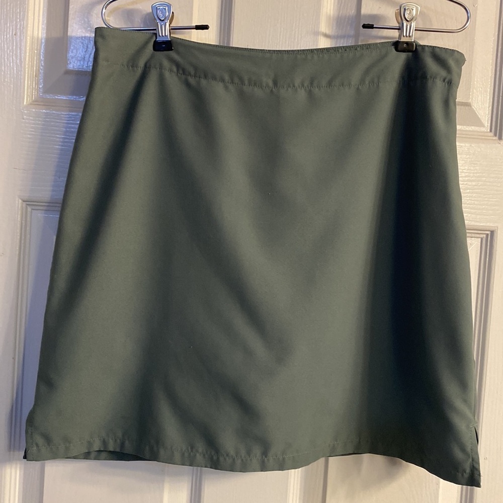 TITLE NINE GOLF SKIRT/ SKORT/SHORTS GREEN SIZE 10 WITH SIDE ZIP AND BACK POCKET
